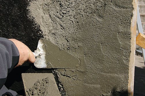 Reparation av sockelhörn: Det yttersta, fina putslagret Reparation av sockelhörn: Det yttersta, fina putslagret